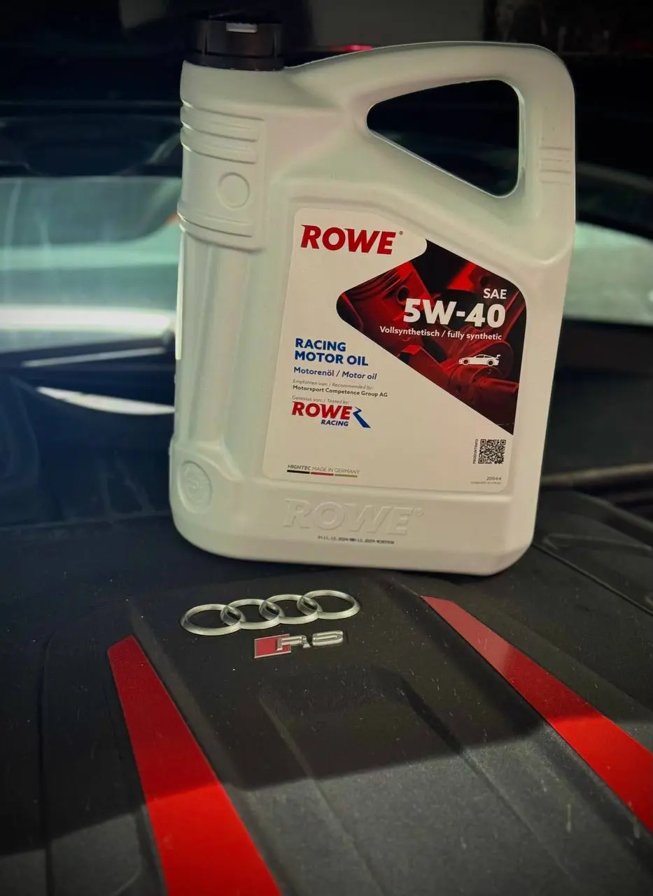 Olej ROWE Racing 5W-40 na pokrywie silnika Audi R8