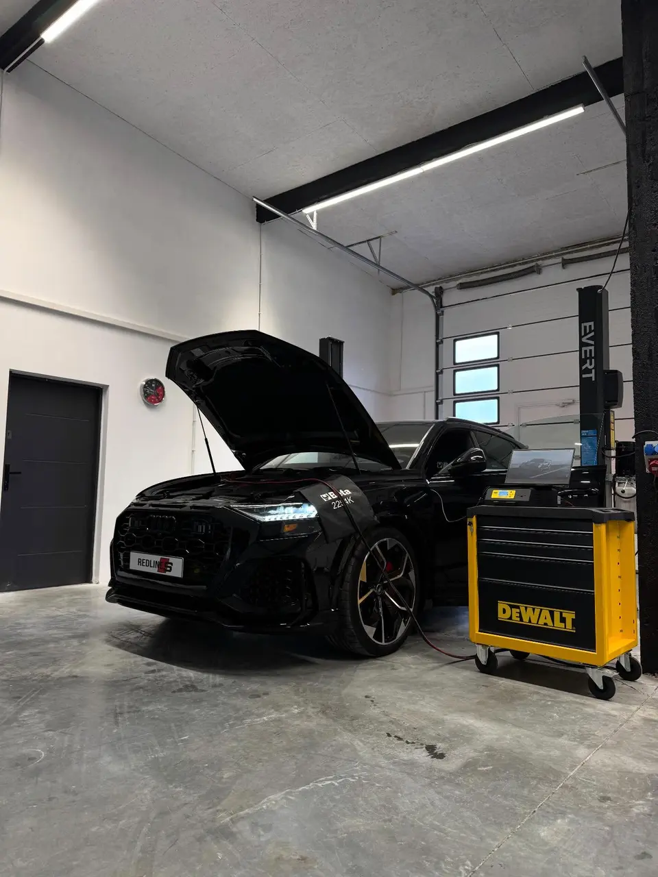 Audi RS Q8 podczas diagnostyki komputerowej w serwisie Redlines