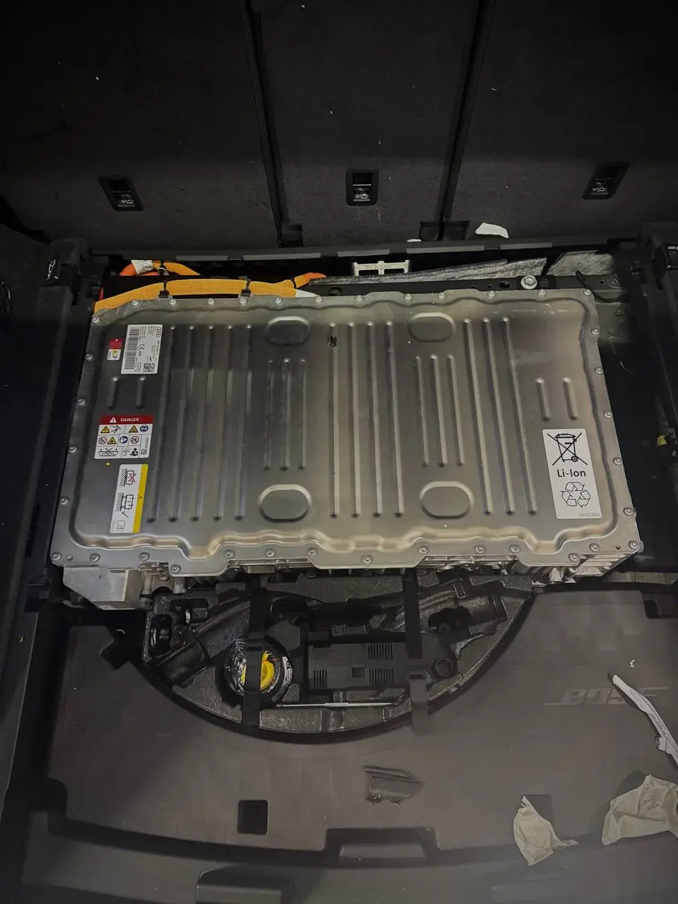 Bateria wysokiego napięcia pojazdu elektrycznego podczas montażu
