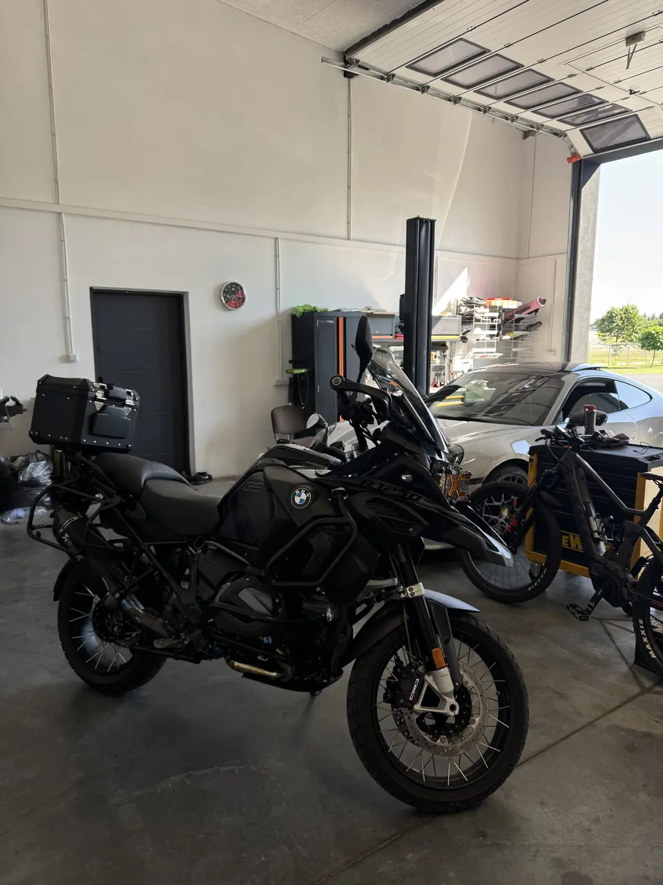 Motocykl BMW GS w warsztacie Redlines przed przeglądem