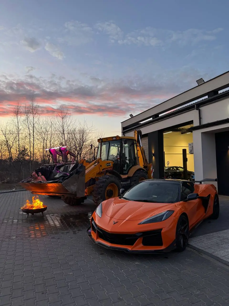 Pomarańczowy Chevrolet Corvette C8 przed serwisem Redlines o zachodzie słońca