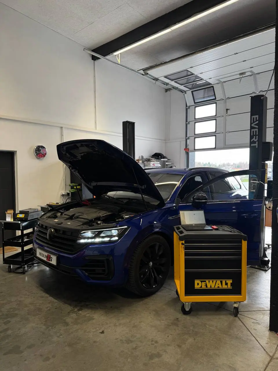 Diagnostyka komputerowa Volkswagena Touarega w hali Redlines