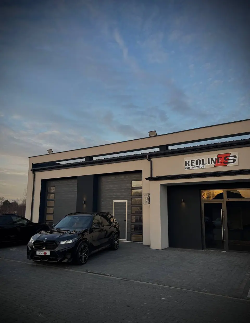 Fasada warsztatu Redlines Car Service z zaparkowanym BMW X5 M