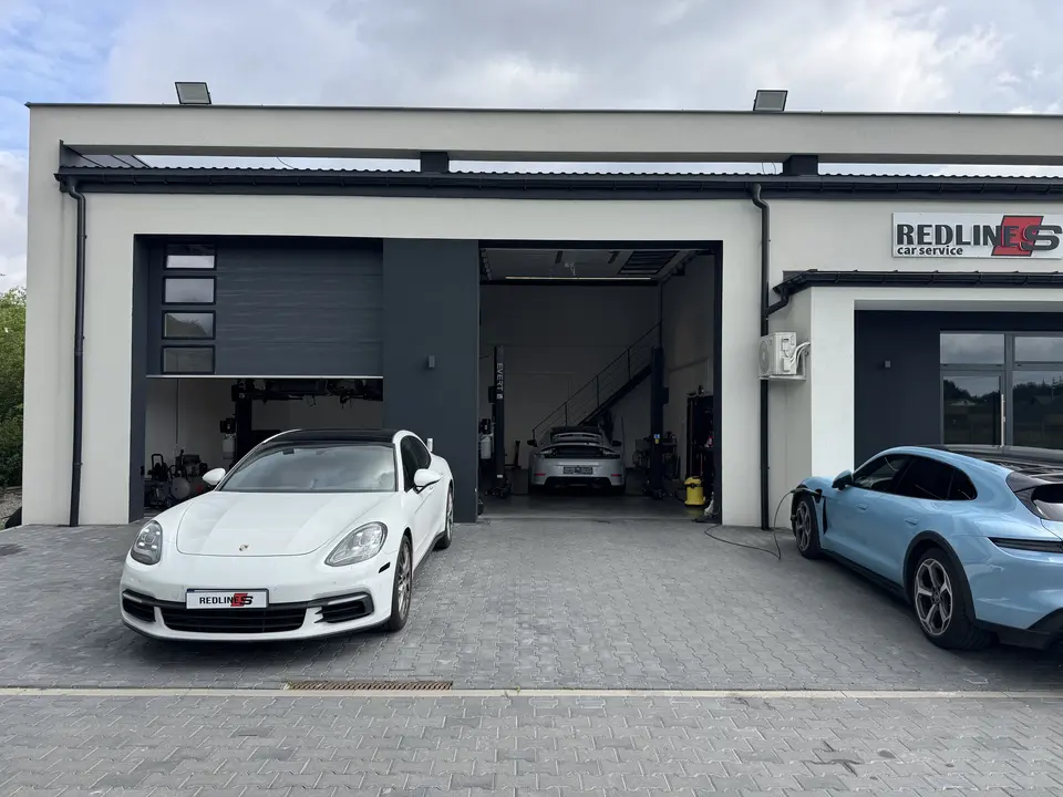 Warsztat Redlines Car Service z Porsche Panamera i Taycan przed wejściem