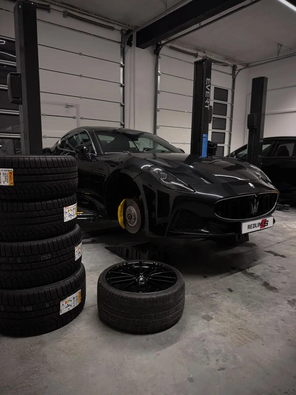 Maserati GranTurismo na podnośniku podczas wymiany opon Pirelli