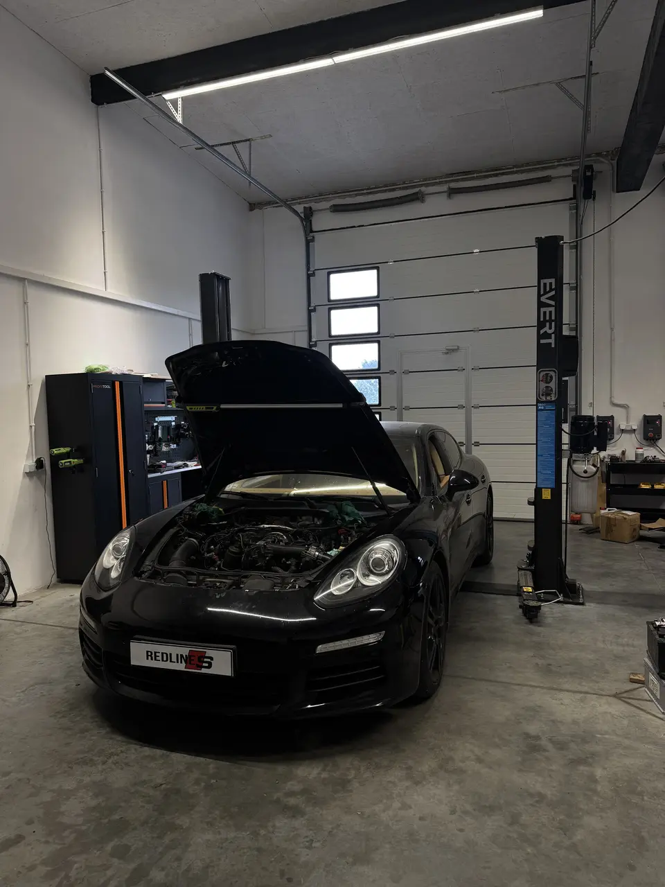 Porsche Panamera z otwartą maską podczas naprawy w Redlines
