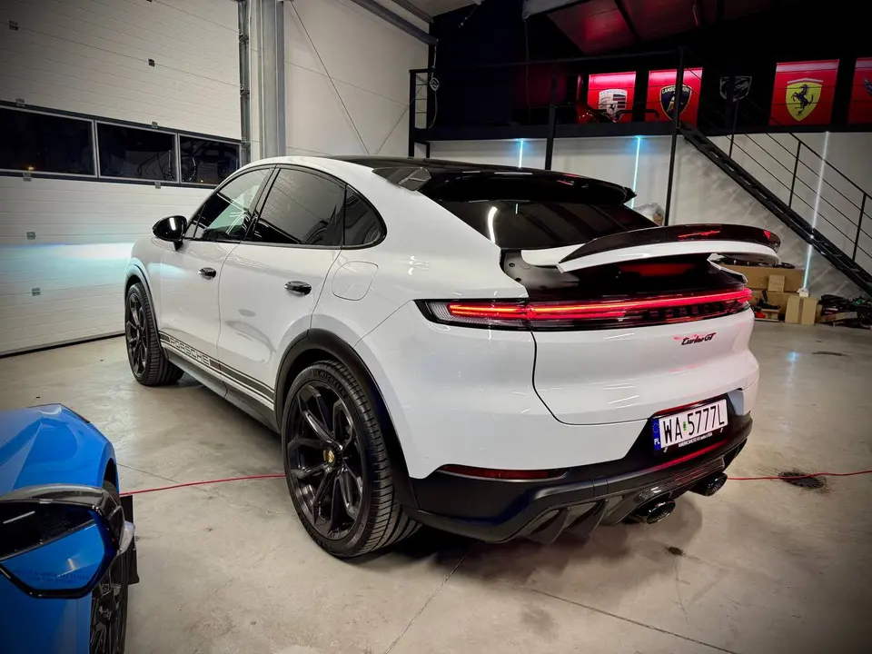 Porsche Cayenne Turbo GT w hali Redlines